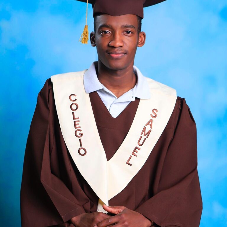 Estudiante graduado del Instituto de Formación Noah