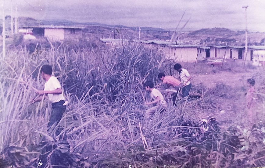 iglesia Peña de Horeb San Miguelito años 80 cortando hierba